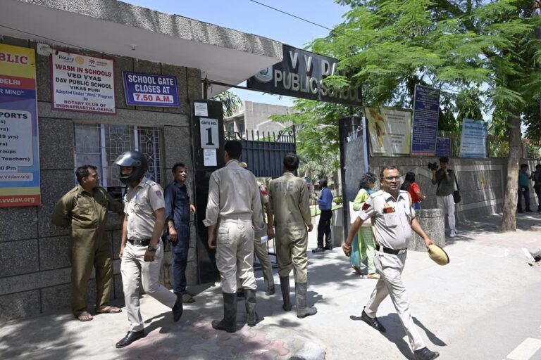 Delhi School Bomb Threat:- दिल्ली के कई स्कूलों को बम से उड़ाने की धमकी, ईमेल मिलते ही मचा हड़कंप; पुलिस ने शुरू की जांच